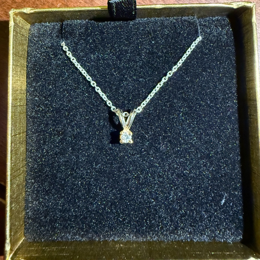 Elegant Silver Necklace with diamond Pendant